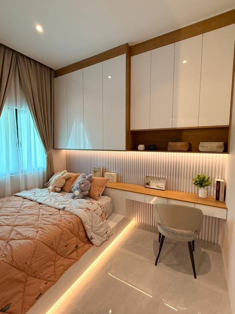 Children's bedroom with study desk, fluted panel and overhead storage, Klebang showroom